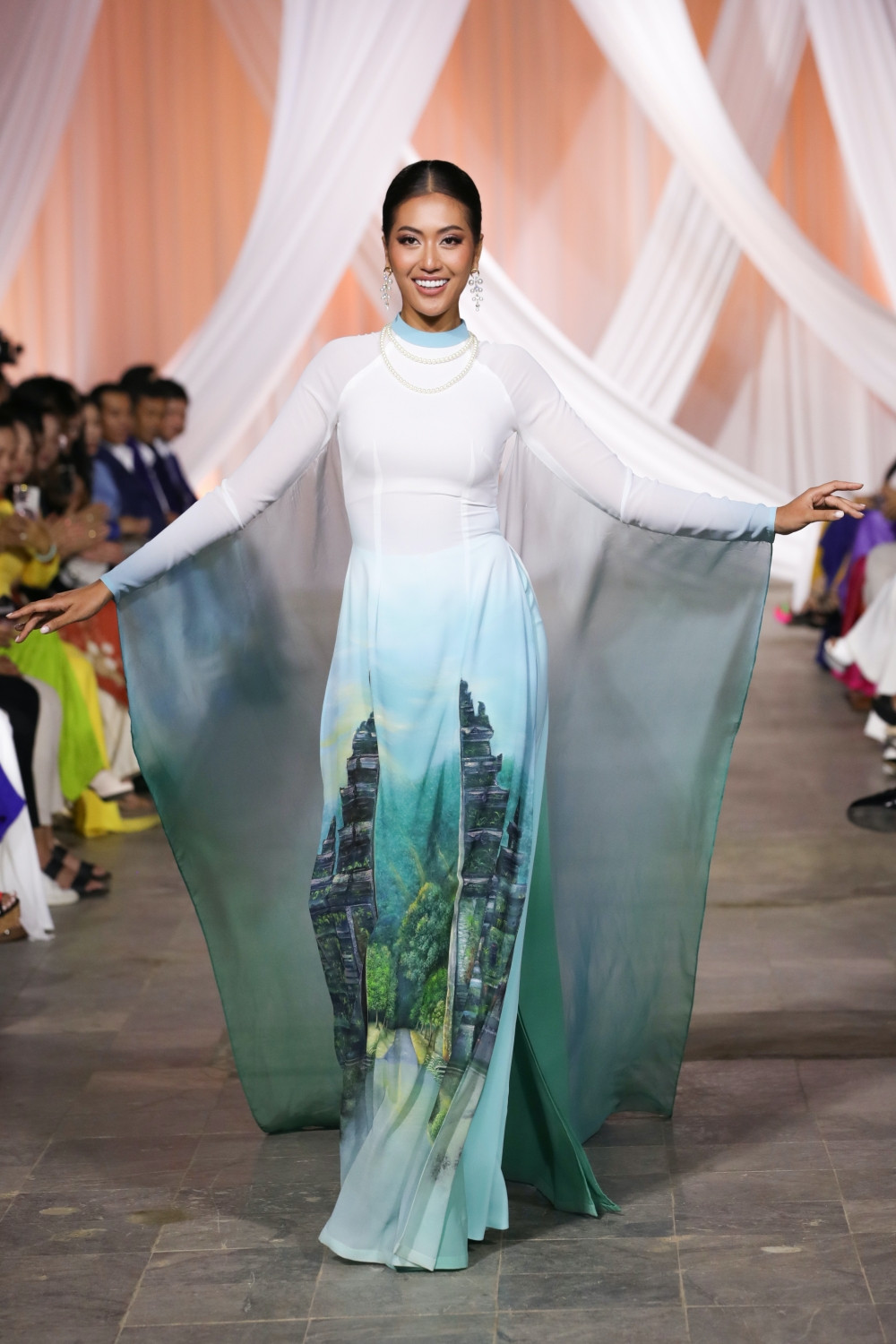 Người đẹp nổi bật tại các vòng thi trình diễn thời trang.