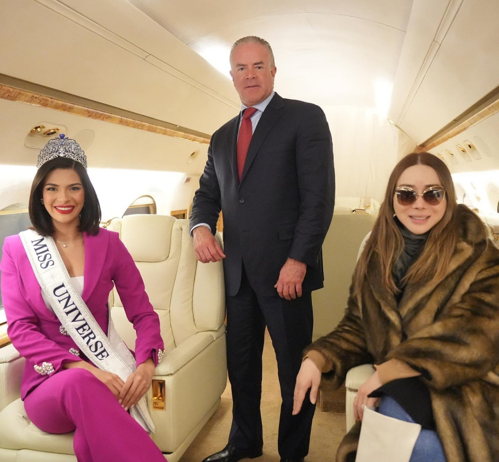 Nàng hậu tới Mexico bằng chuyên cơ cùng hai vị Chủ tịch và CEO, đồng sở hữu tổ chức Miss Universe.