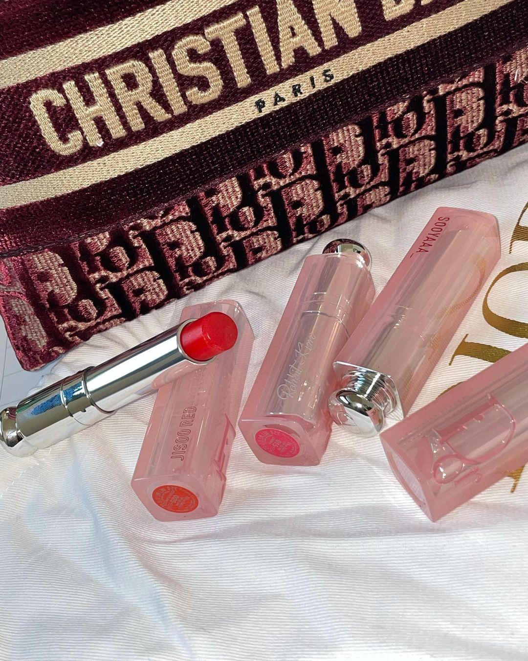 Loạt son của Jisoo được Dior tặng với tên của cô được khắc trên vỏ Loạt son của Jisoo được Dior tặng với tên của cô được khắc trên vỏ