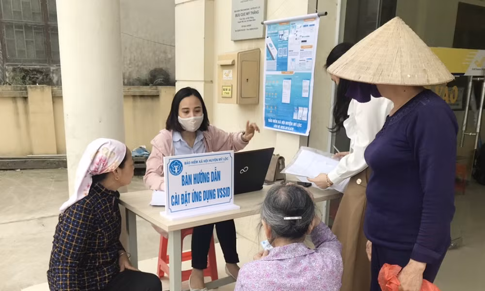 Cán bộ BHXH địa phương hướng dẫn người dân cài đặt và sử dụng ứng dụng VssID - BHXH số.