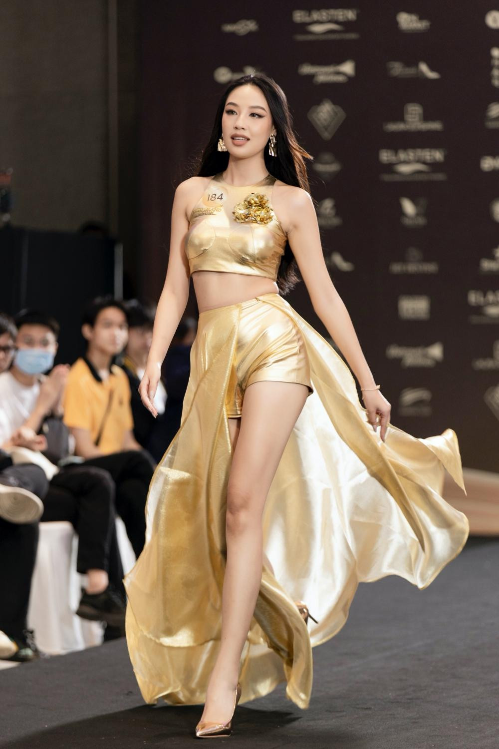 Đoàn Tường Linh: Sở hữu chiều cao 1m77, số đo ba vòng 85-64-92 Tường Linh rất tự tin về vóc dáng của bản thân. Tường Linh từng tham gia thi Hoa hậu Việt Nam 2020.