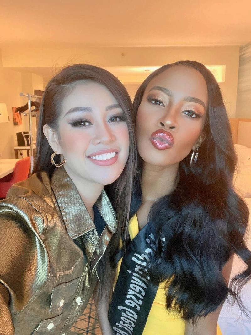 Khánh Vân chụp cùng Hoa hậu Anh, một trong hai "hàng xóm" đáng yêu cạnh phòng của cô. Khánh Vân chụp cùng Hoa hậu Anh, một trong hai "hàng xóm" đáng yêu cạnh phòng của cô.