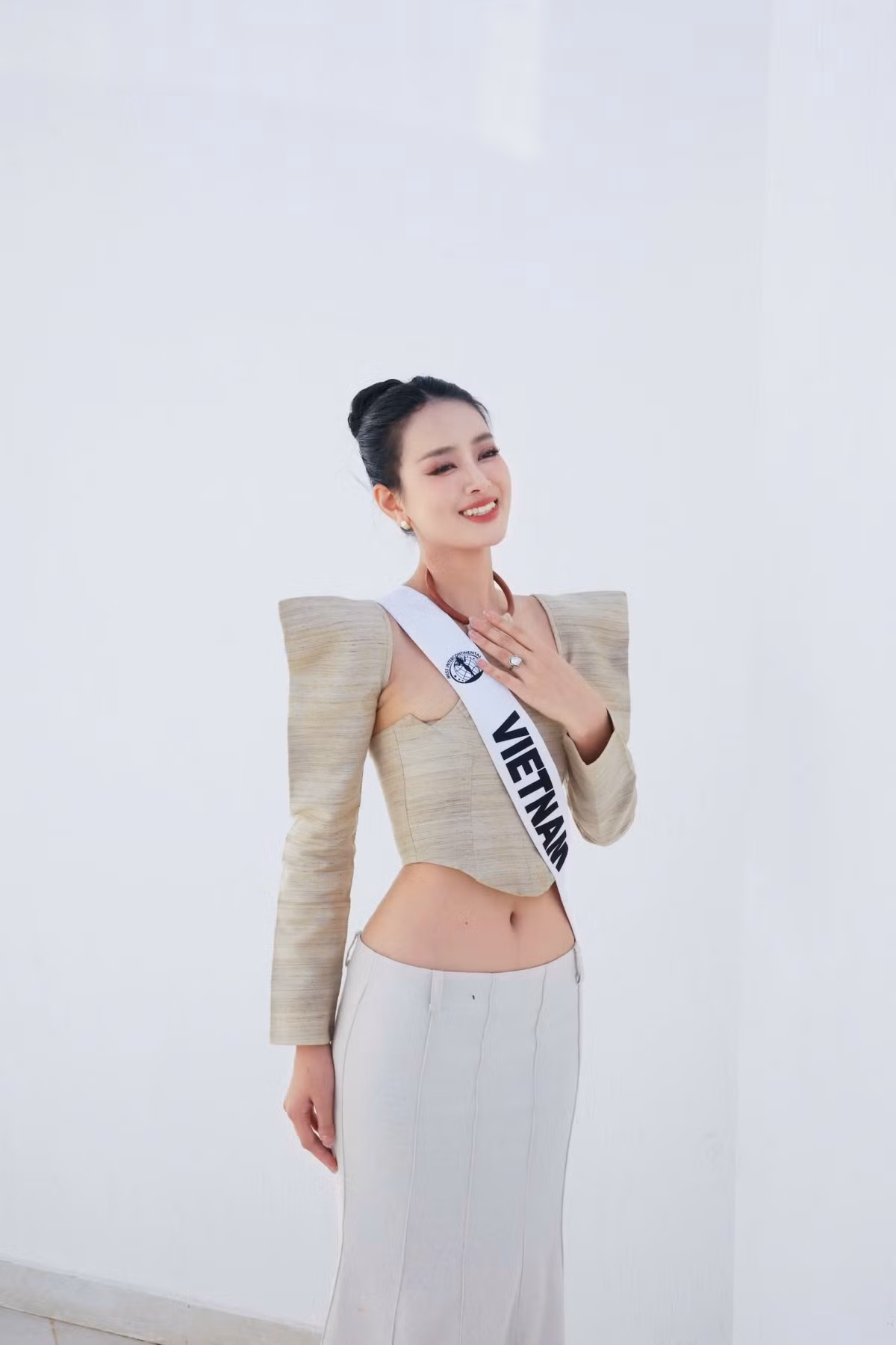 Trang phục của Khánh Linh tại vòng phỏng vấn kín.