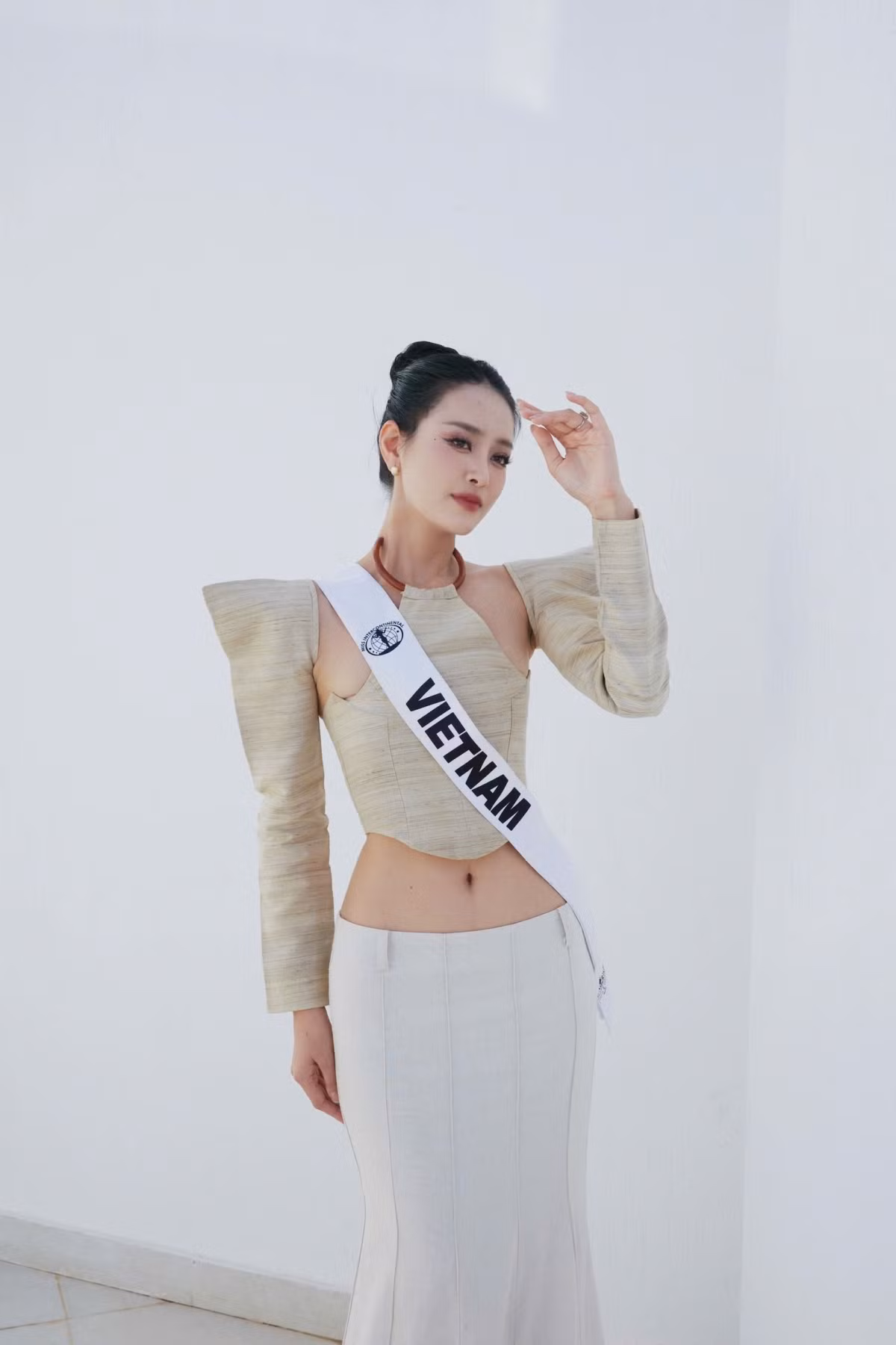 Trang phục của Khánh Linh tại vòng phỏng vấn kín.