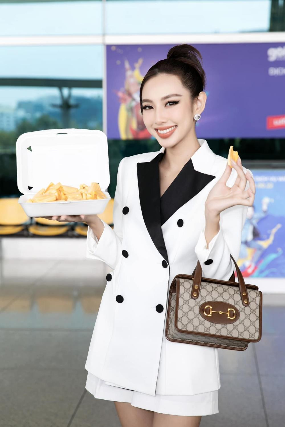 Nguời đẹp được fan tặng mít tại sân bay