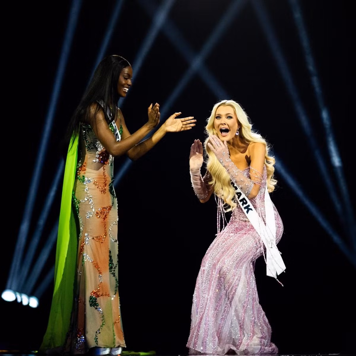 Khoảnh khắc được xướng tên cho ngôi vị Miss Universe 2024 của người đẹp Đan Mạch. Khoảnh khắc được xướng tên cho ngôi vị Miss Universe 2024 của người đẹp Đan Mạch.