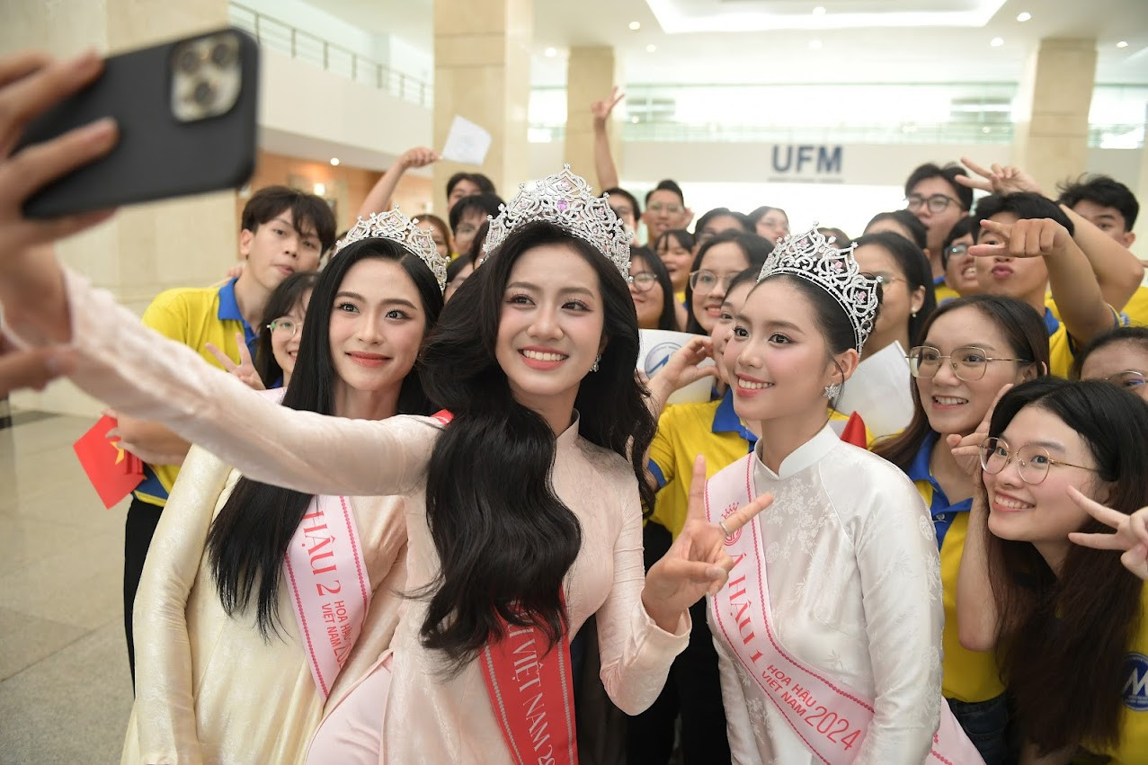 Ba nàng hậu hòa mình cùng không khí vui vẻ của buổi giao lưu. Ba nàng hậu hòa mình cùng không khí vui vẻ của buổi giao lưu.