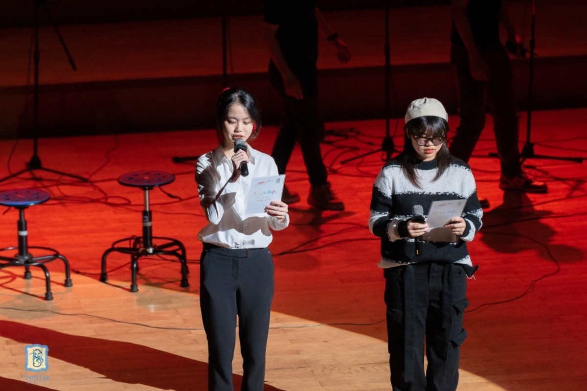 Khánh Hân (trái) trong một hoạt động của trường.