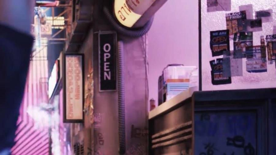 Netizen phát hiện ra dòng chữ Thái Lan trong MV, một lần nữa khẳng định tình cảm của Lisa đối với quê hương, mặc dù cô là một nghệ sĩ nổi tiếng nhờ showbiz Hàn.