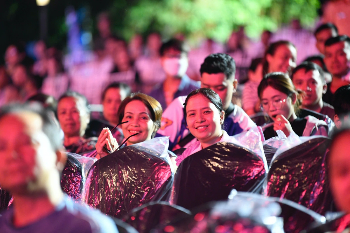 Khán giả đến cổ vũ cho 25 thí sinh.