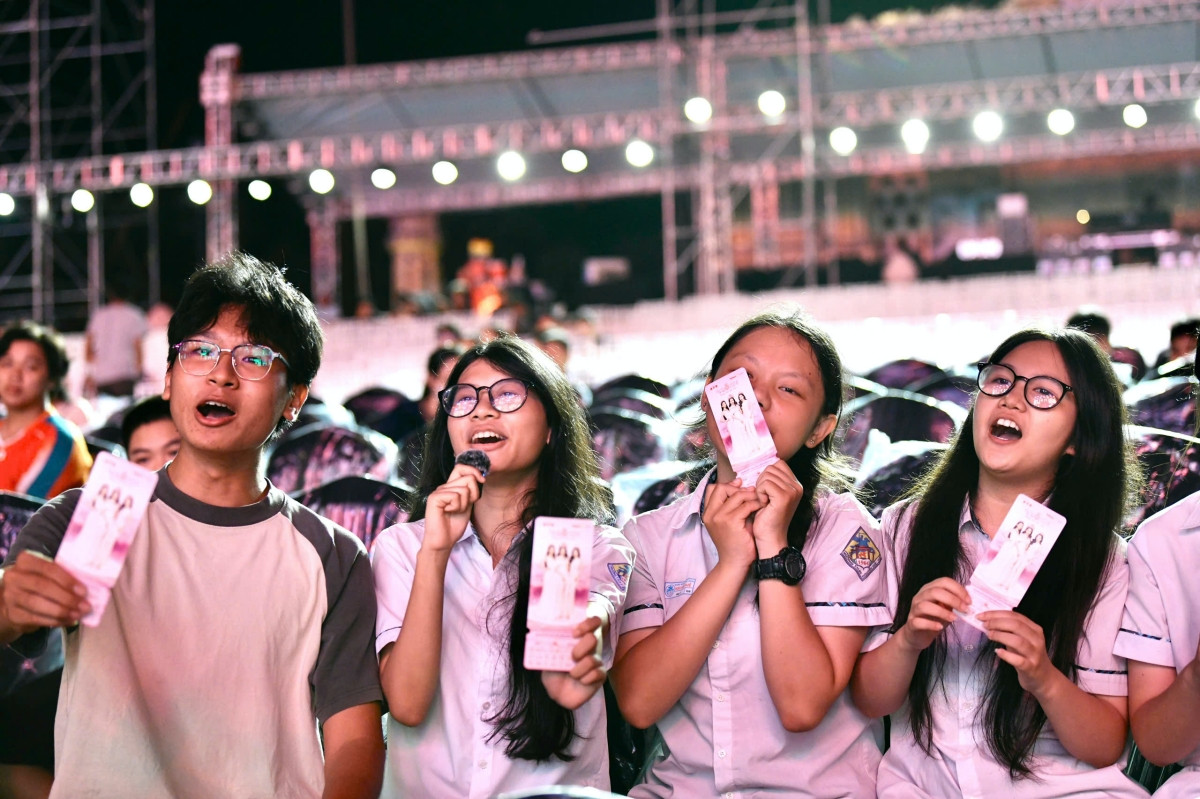 Khán giả đến cổ vũ cho 25 thí sinh.