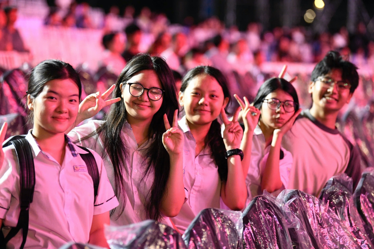 Khán giả đến cổ vũ cho 25 thí sinh.