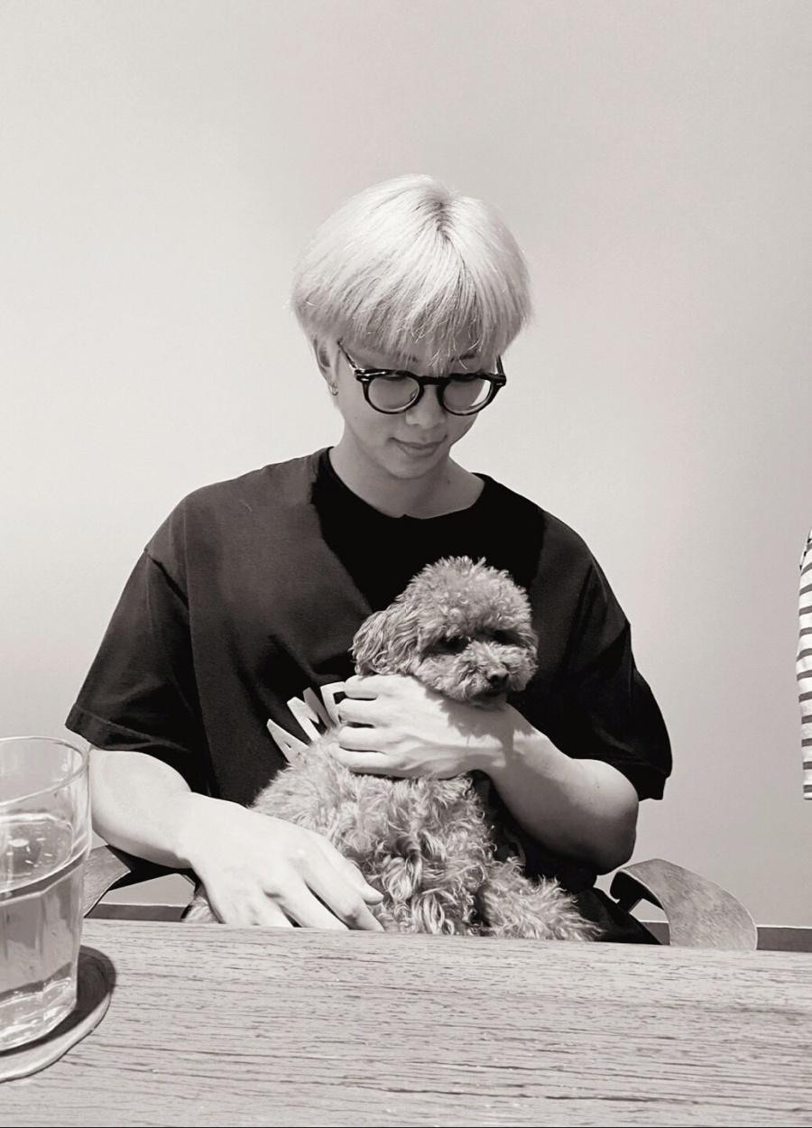 Namjoon cũng rất yêu động vật và có nuôi một chú cún đáng yêu tên Monie, tuy nhiên chú cún trong bức ảnh này không phải Monie.