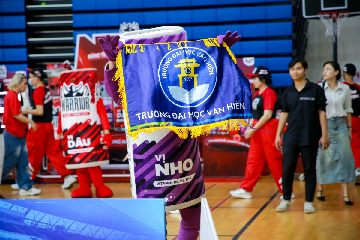 Warrior cũng hòa vào đám đông cổ động viên để tiếp thêm năng lượng cho các đội thi.