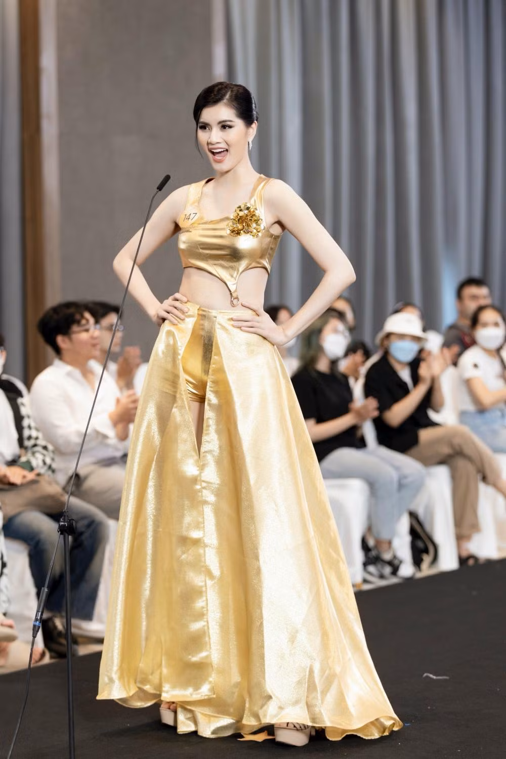 Lâm Hoàng Oanh: Người đẹp thu hút sự chú ý đặc biệt của cộng đồng người hâm mộ sắc đẹp vì có ngoại hình là “bản sao” của người mẫu Hương Ly.