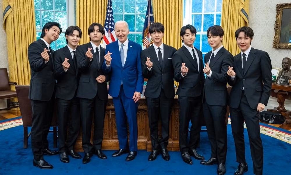 Tổng thống Mỹ Joe Biden chụp ảnh thả tim cùng BTS.