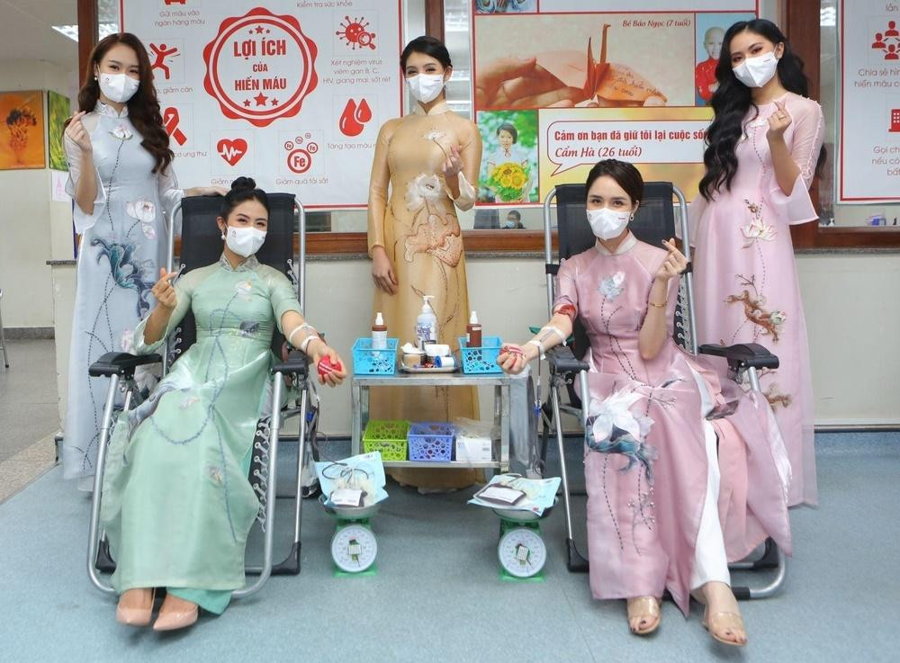 Các Hoa hậu, Á hậu, Người đẹp Hoa hậu Việt Nam tham gia hiến máu sau buổi họp báo. Các Hoa hậu, Á hậu, Người đẹp Hoa hậu Việt Nam tham gia hiến máu sau buổi họp báo.