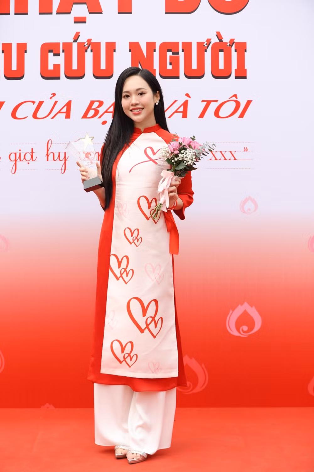 Á hậu Trinh Thùy Linh
