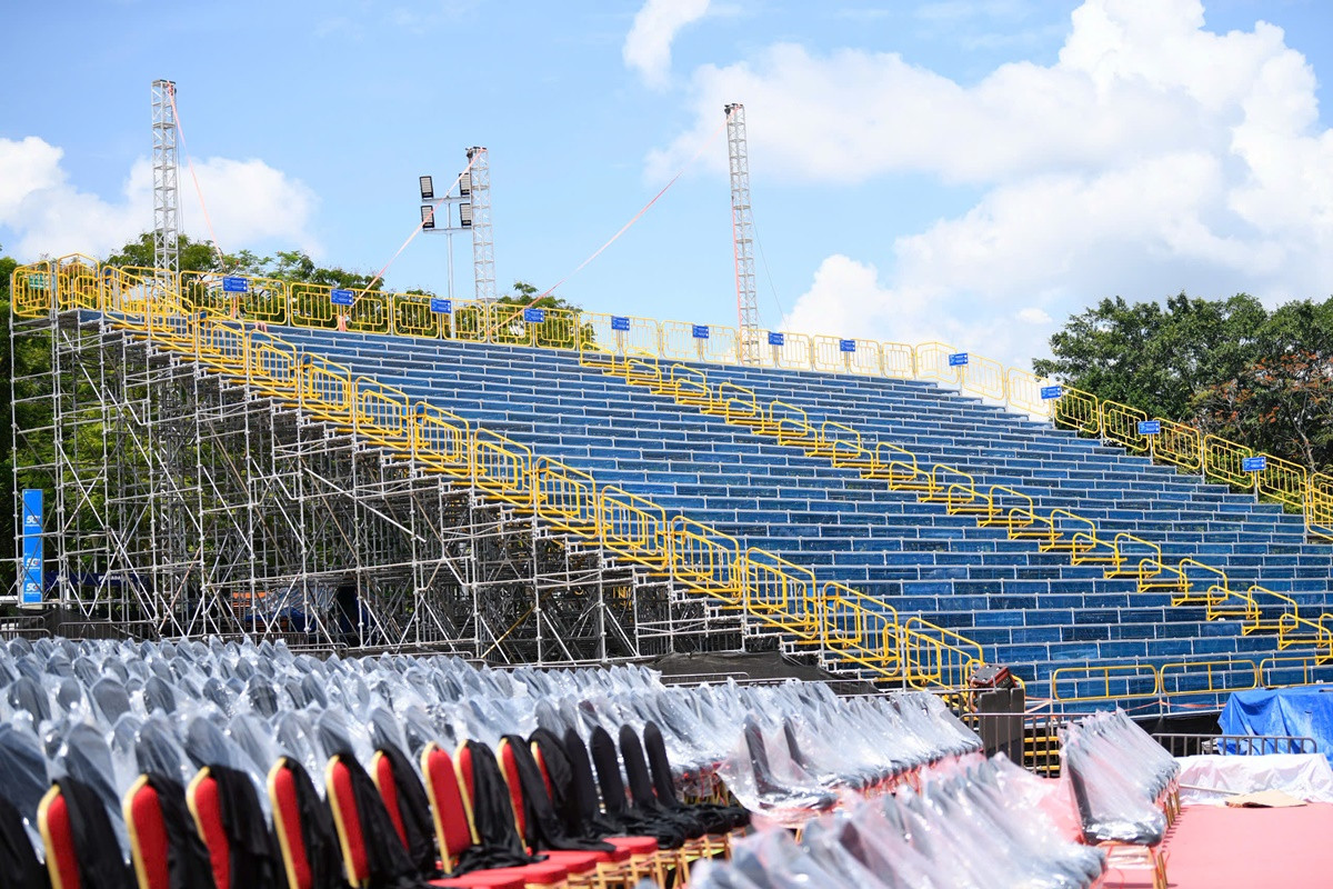 Khu vực khán đài với hàng ngàn chỗ ngồi đã sắp hoàn thiện.