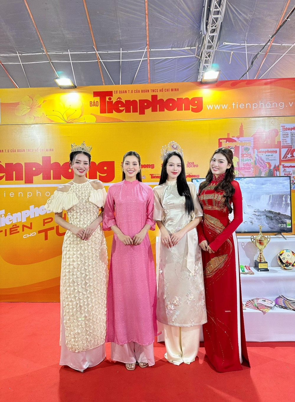 Các người đẹp có mặt tại gian trưng bày của báo Tiền Phong từ sớm để check-in.