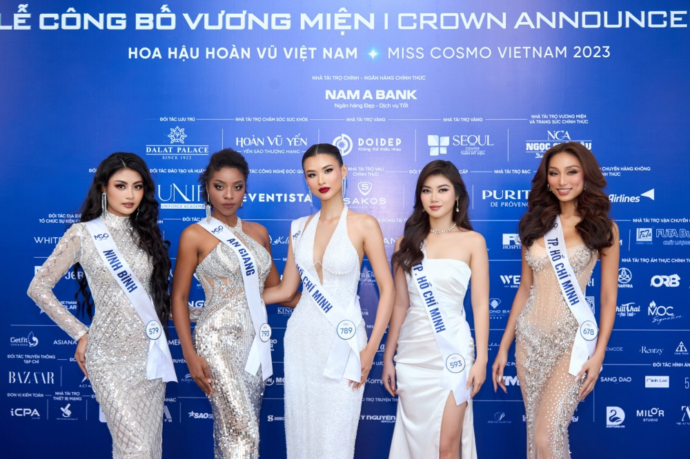 Dàn thí sinh Hoa hậu Hoàn vũ Việt Nam 2023 tại buổi họp báo.