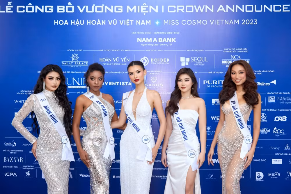 Dàn thí sinh Hoa hậu Hoàn vũ Việt Nam 2023 tại buổi họp báo. Dàn thí sinh Hoa hậu Hoàn vũ Việt Nam 2023 tại buổi họp báo.