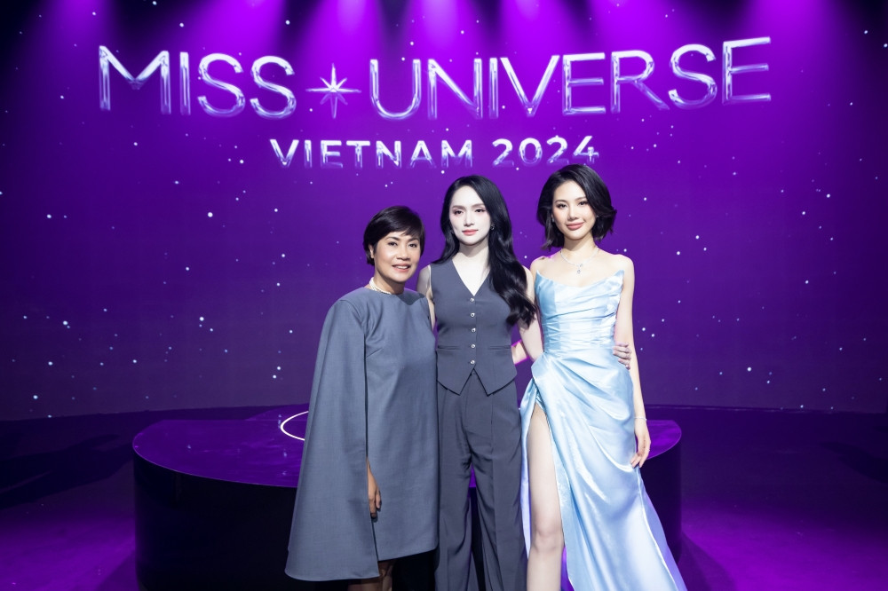 Bà Thuý Nga, Trưởng ban tổ chức Miss Universe Vietnam 2023 - Hoa hậu Hương Giang và đương kim Miss Universe Vietnam 2023 Bùi Quỳnh Hoa tại sự kiện. Bà Thuý Nga, Trưởng ban tổ chức Miss Universe Vietnam 2023 - Hoa hậu Hương Giang và đương kim Miss Universe Vietnam 2023 Bùi Quỳnh Hoa tại sự kiện.