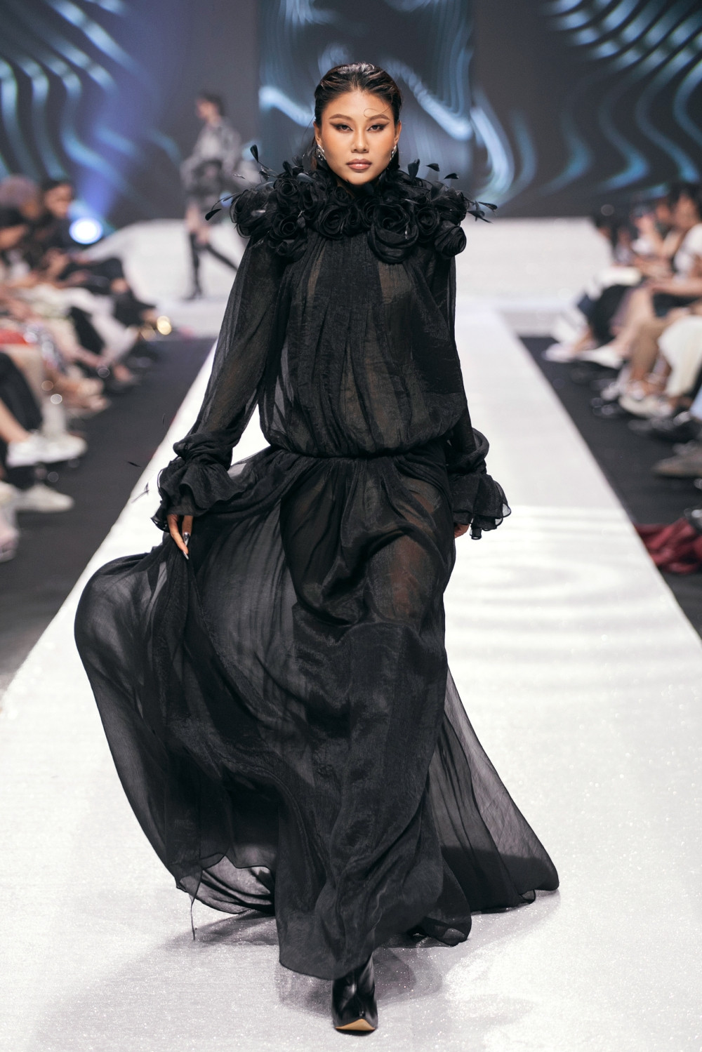 Á hậu Thạch Thu Thảo rất được yêu thích trên các sàn diễn thời trang.