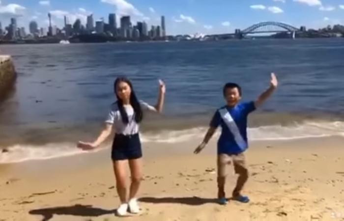 Vũ đạo đáng yêu, gần gũi được sáng tạo trên nền nhạc vui tươi, bất cứ ai cũng có thể nhảy theo dễ dàng. Vũ đạo đáng yêu, gần gũi được sáng tạo trên nền nhạc vui tươi, bất cứ ai cũng có thể nhảy theo dễ dàng.