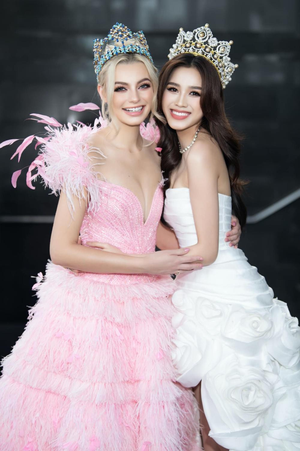 Hoa hậu Đỗ Thị Hà chụp ảnh cùng Miss World 2021 Karolina Bielawska.