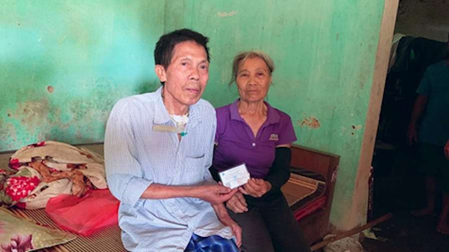 Nhờ tham gia BHYT, nhiều người già yếu, mắc bệnh hiểm nghèo được quỹ BHYT thanh toán phần lớn chi phí để tiếp tục chữa trị. Nhờ tham gia BHYT, nhiều người già yếu, mắc bệnh hiểm nghèo được quỹ BHYT thanh toán phần lớn chi phí để tiếp tục chữa trị.