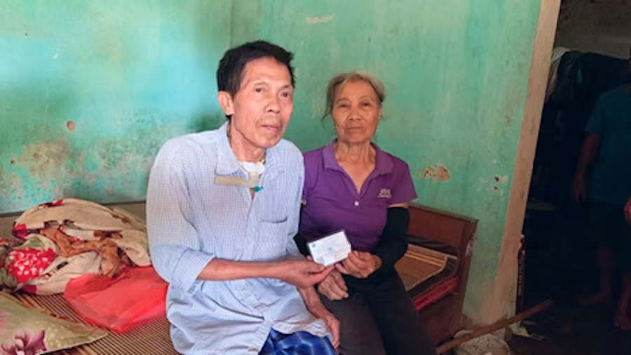 Nhờ tham gia BHYT, nhiều người già yếu, mắc bệnh hiểm nghèo được quỹ BHYT thanh toán phần lớn chi phí để tiếp tục chữa trị.