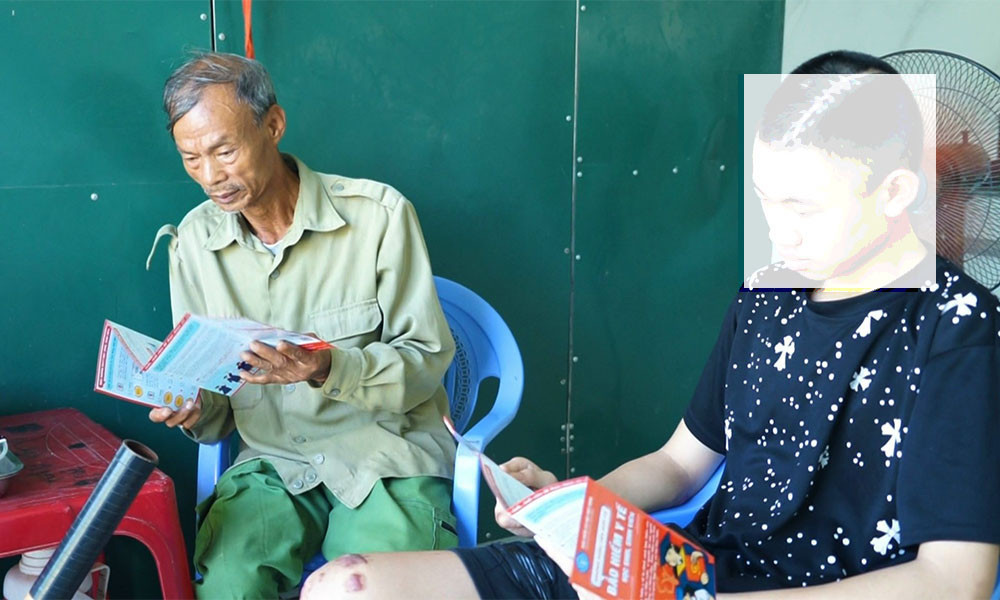 Nhờ có BHYT nên em Nguyễn Xuân Phong (phải) đã được điều trị kịp thời, gia đình giảm gánh nặng chi phí điều trị.