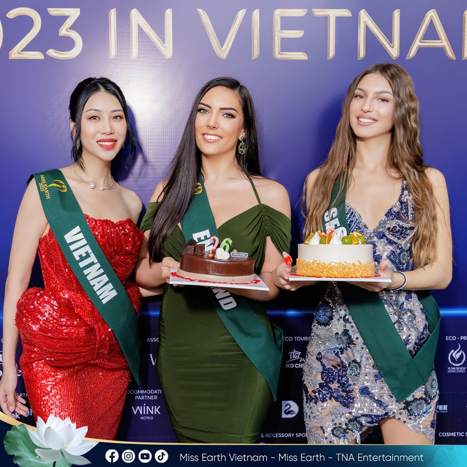 Người đẹp chụp hình cùng đại diện đến từ Anh và Serbia, hai cô gái sinh nhật đúng ngày 1/12.
