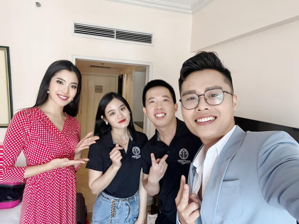 Miss Charm Nhật Bản (ngoài cùng bên trái) Miss Charm Nhật Bản (ngoài cùng bên trái)