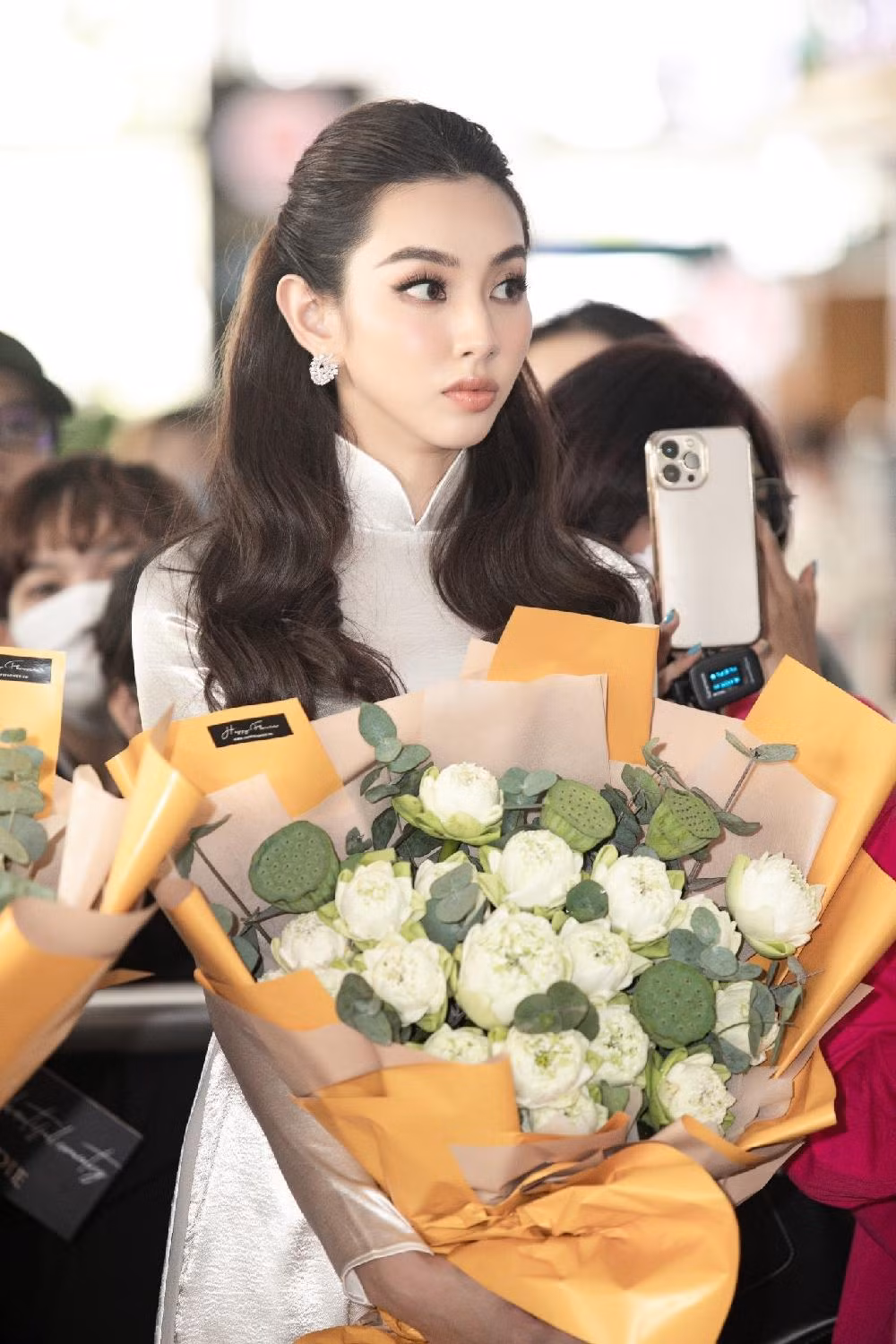 Hoa hậu Thùy Tiên xinh đẹp, trẻ trung, biểu cảm đáng yêu ở sân bay Hoa hậu Thùy Tiên xinh đẹp, trẻ trung, biểu cảm đáng yêu ở sân bay