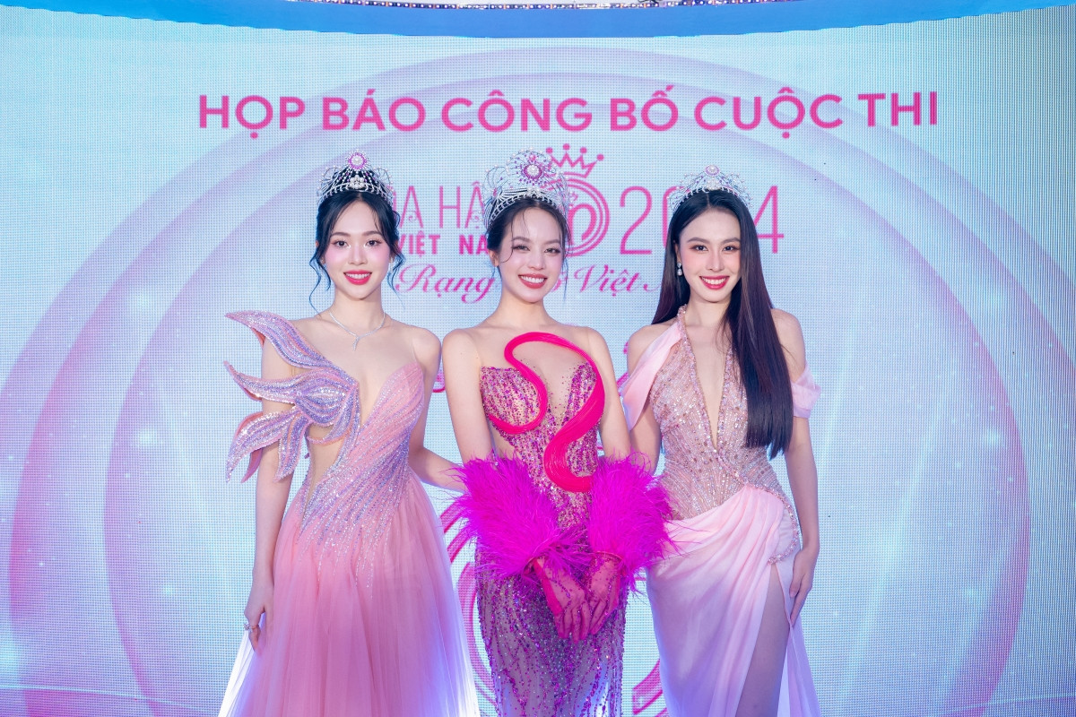 Top 3 Hoa hậu Việt Nam 2022: Hoa hậu Huỳnh Thị Thanh Thủy, Á hậu 1 Trịnh Thùy Linh (ngoài cùng bên trái) và Á hậu 2 Lê Nguyễn Ngọc Hằng (ngoài cùng bên phải).