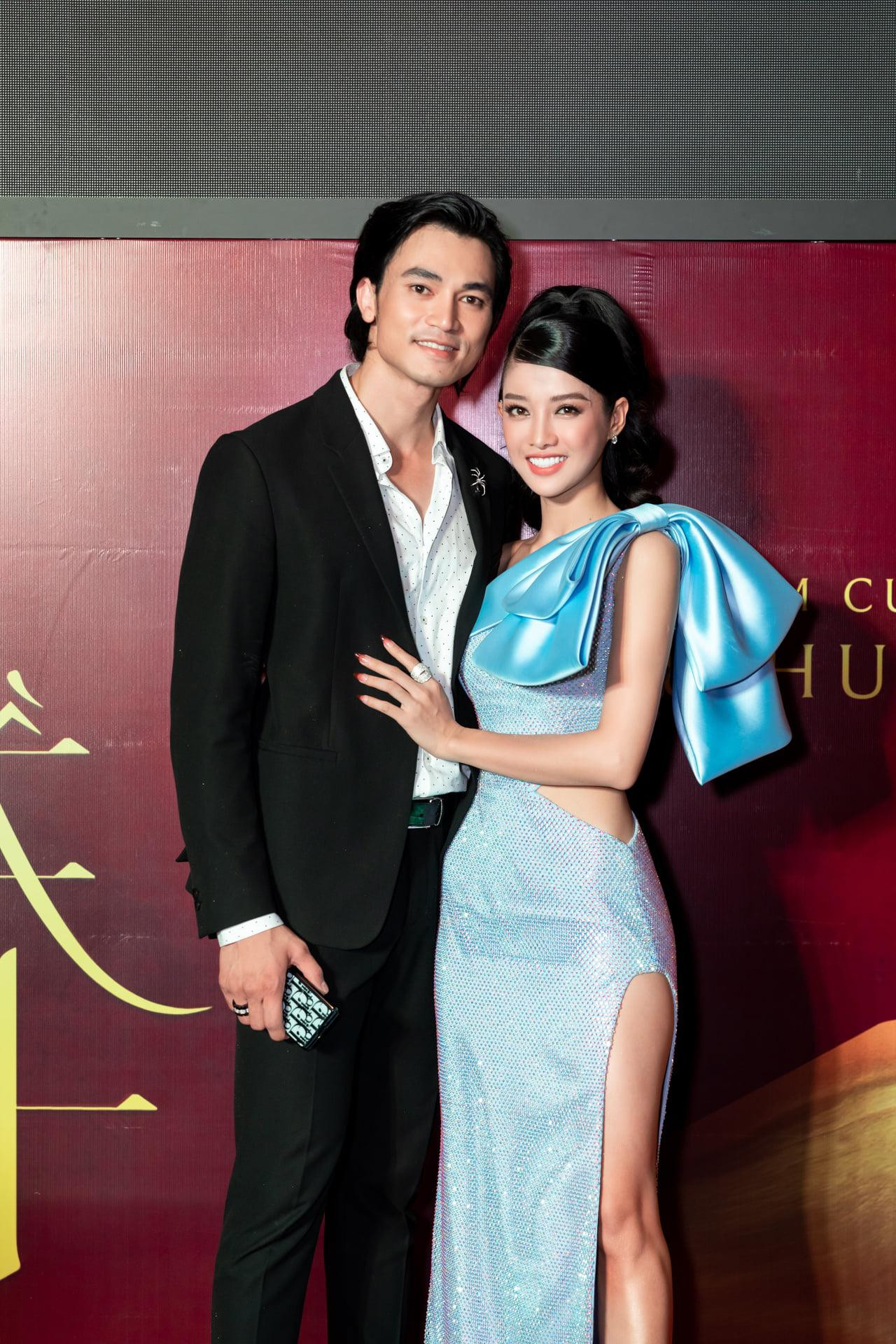 Nhìn ảnh này Mỹ Duyên dường như quá nhỏ bé trong chiếc váy nơ to cut-out táo bạo