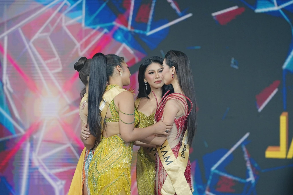 Top 5 Miss Global 2023 an ủi Thu Thủy sau khi cô không hiểu câu hỏi ứng xử.