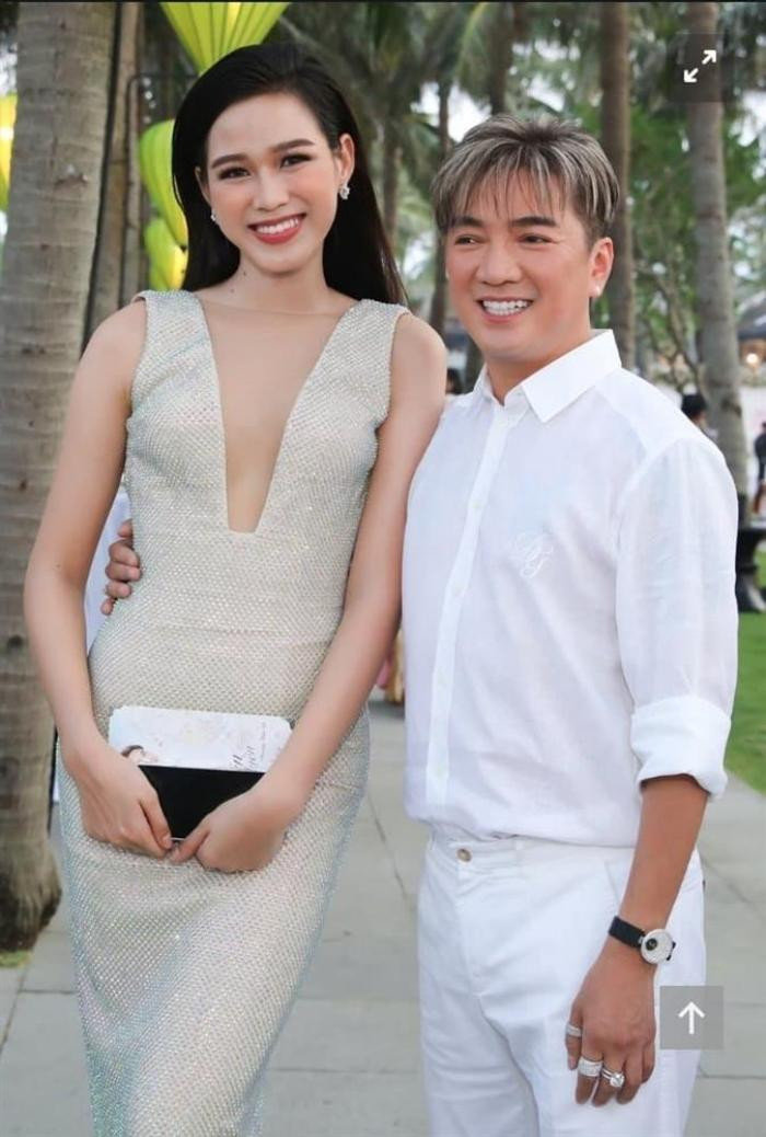 Hoa hậu Đỗ Thị Hà cười rạng rỡ bên cạnh ca sĩ Đàm Vĩnh Hưng. - Ảnh: 2sao Hoa hậu Đỗ Thị Hà cười rạng rỡ bên cạnh ca sĩ Đàm Vĩnh Hưng. - Ảnh: 2sao