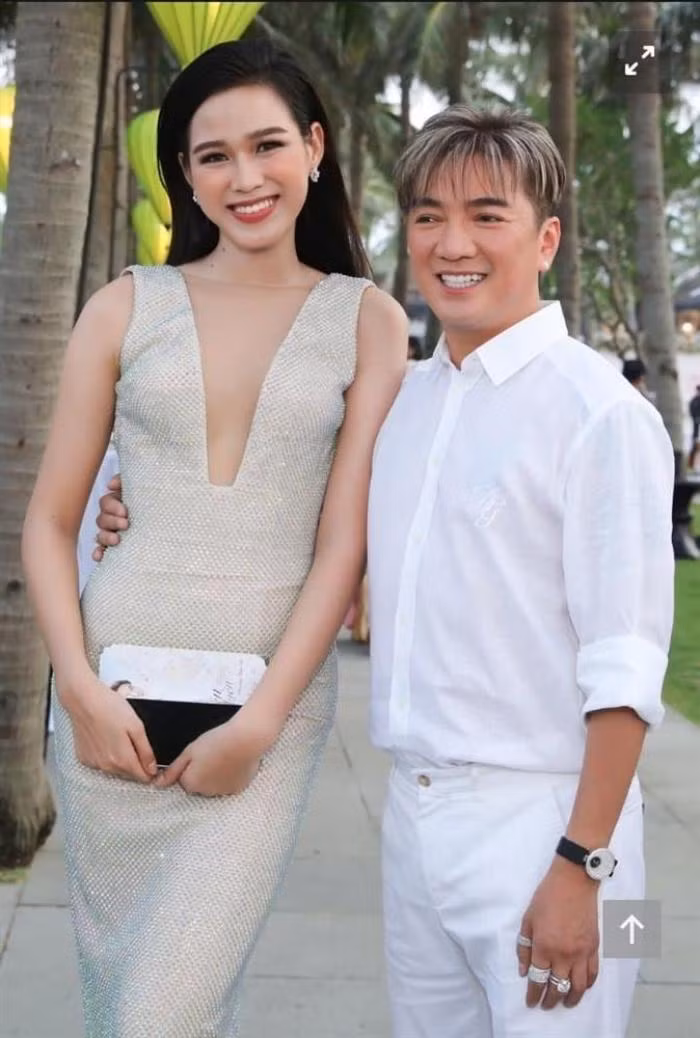 Hoa hậu Đỗ Thị Hà cười rạng rỡ bên cạnh ca sĩ Đàm Vĩnh Hưng. - Ảnh: 2sao