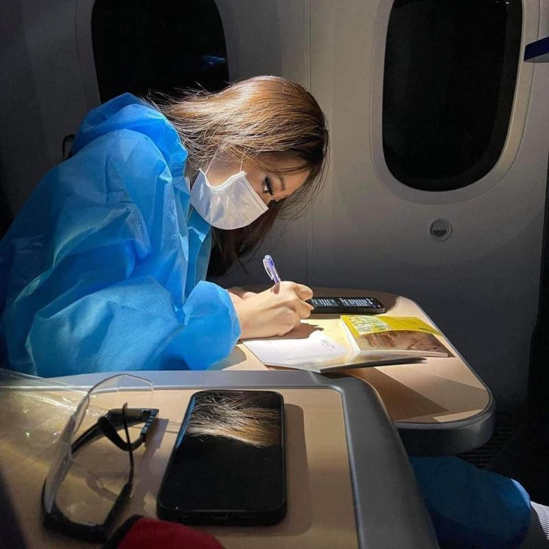 Hình ảnh Hoa hậu Khánh Vân chăm chỉ làm việc ở bất kỳ hơi nào, ngay cả trên máy bay khi đang bay tới Mỹ.
