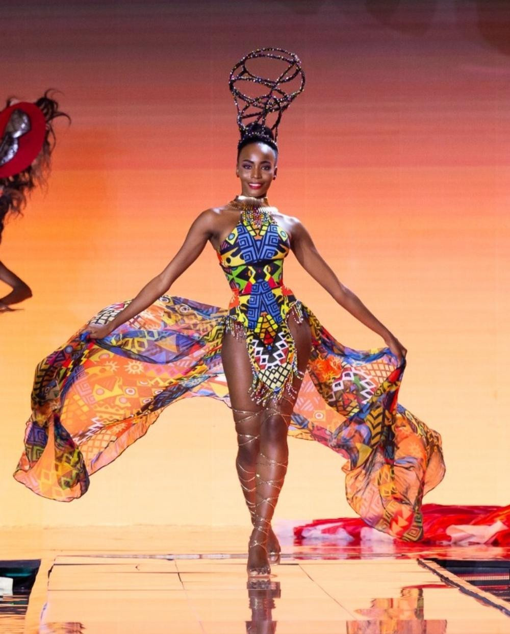 Lalela trong phần thi Trang phục Dân tộc tại Miss Supranational 2022.