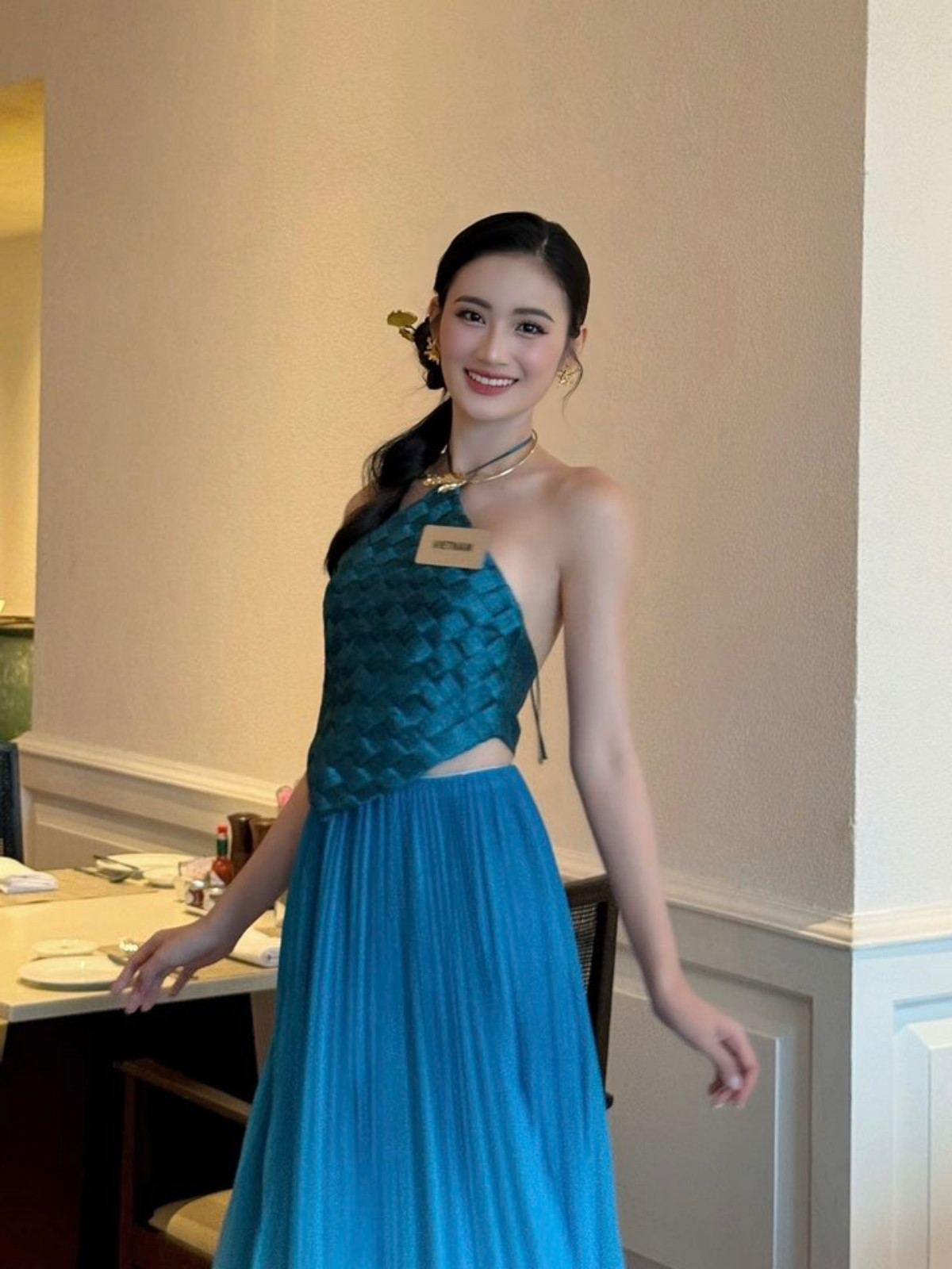 Trang phục của Ý Nhi trong ngày thứ 9 tiếp tục là màu xanh dương đặc trưng của Miss World, với chiếc áo yếm được làm theo kiểu đan nong mốt.