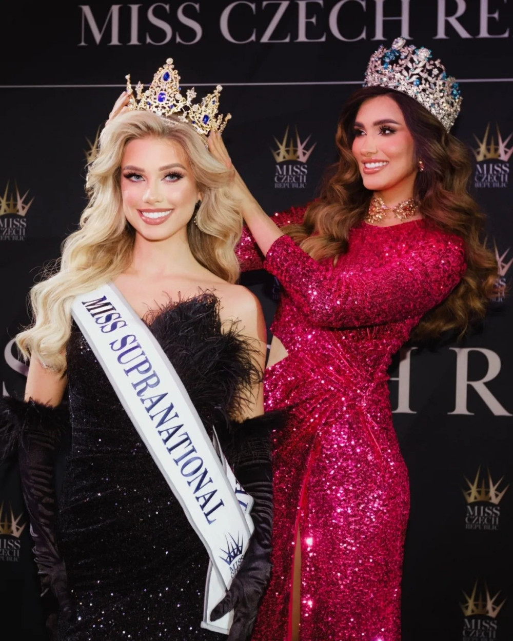 Đương kim Miss Supranational 2023 người Ecuador Andrea Aguilera trao vương miện và sash Miss Supranational Czech Republic 2024 cho Justýna Zedníková.