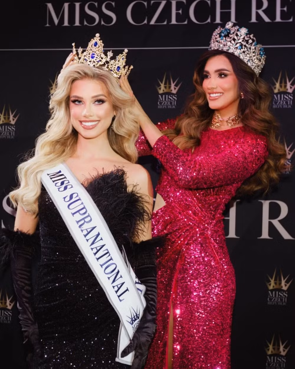 Đương kim Miss Supranational 2023 người Ecuador Andrea Aguilera trao vương miện và sash Miss Supranational Czech Republic 2024 cho Justýna Zedníková.
