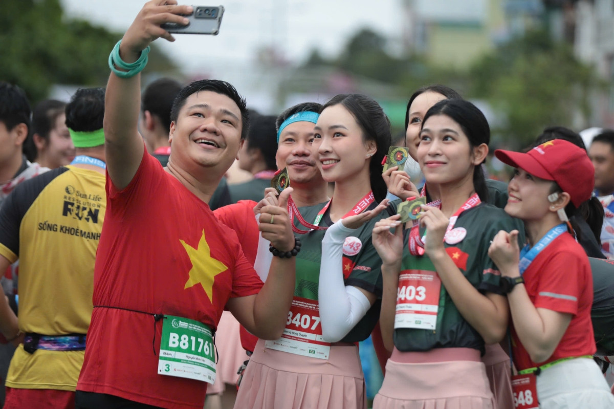 Các thí sinh Hoa hậu Việt Nam 2024 vui vẻ chụp ảnh kỷ niệm cùng các vận động viên. Các thí sinh Hoa hậu Việt Nam 2024 vui vẻ chụp ảnh kỷ niệm cùng các vận động viên.