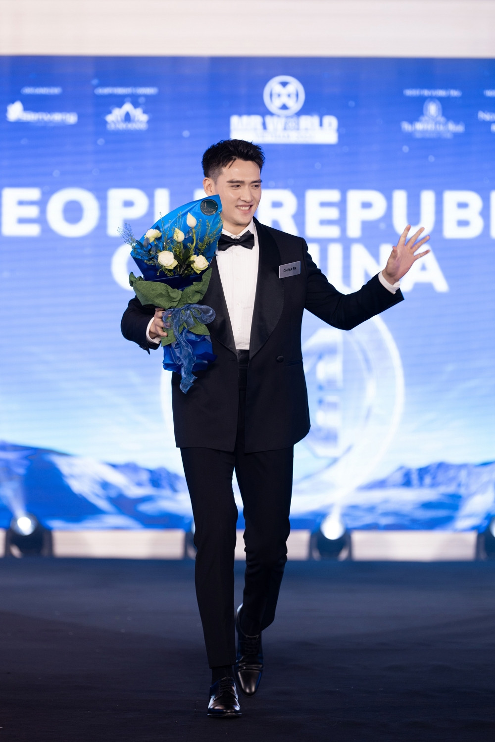 Nam vương Trung Quốc thu hút sự chú ý ngay từ khi đặt chân đến sân bay Tân Sơn Nhất. Nam vương Trung Quốc thu hút sự chú ý ngay từ khi đặt chân đến sân bay Tân Sơn Nhất.