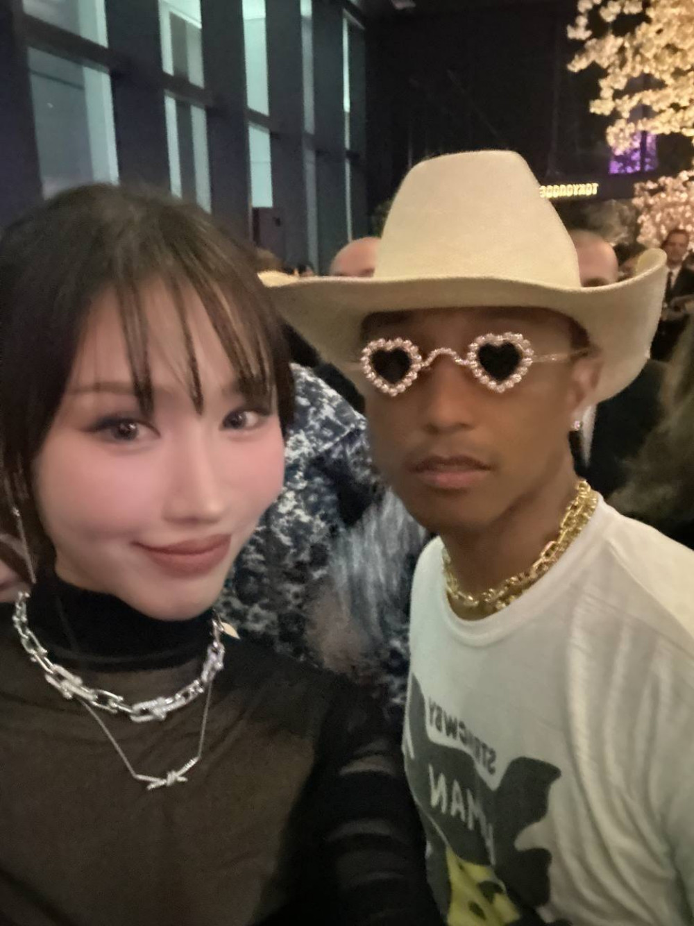 Min và ca/nhạc sĩ người Mỹ Pharrell Williams.