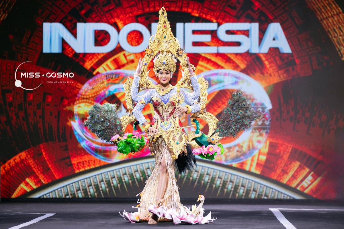 Juliastrid trình diễn Trang phục Dân tộc.